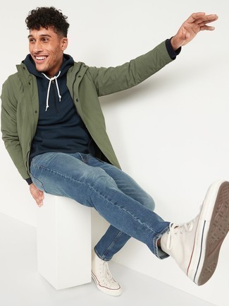 Comment porter un sweat à capuche bleu marine au printemps