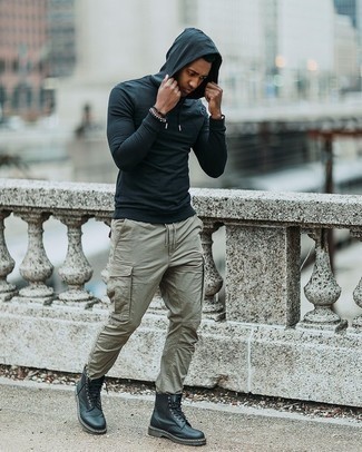 Comment porter un sweat à capuche bleu marine