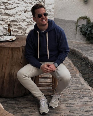Comment porter un sweat à capuche bleu marine