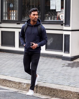 Comment porter un sweat à capuche bleu marine
