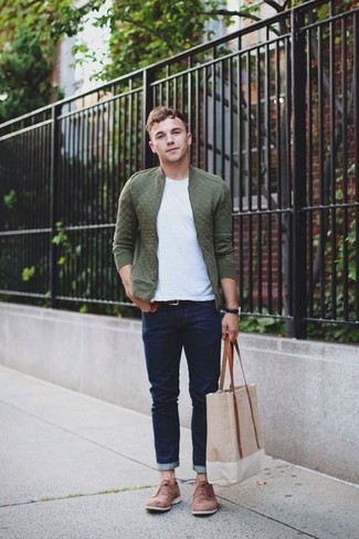 Des chaussures brogues à porter avec un jean bleu marine