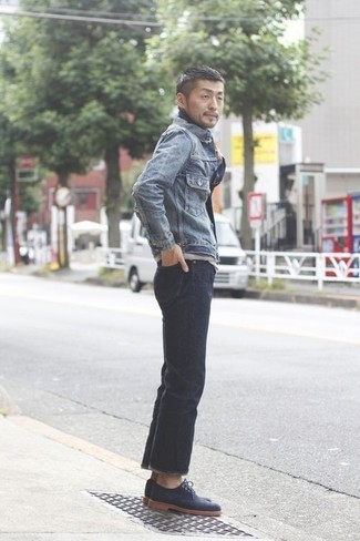 Des chaussures brogues à porter avec un jean bleu marine