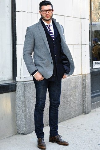 Des chaussures brogues à porter avec un jean bleu marine