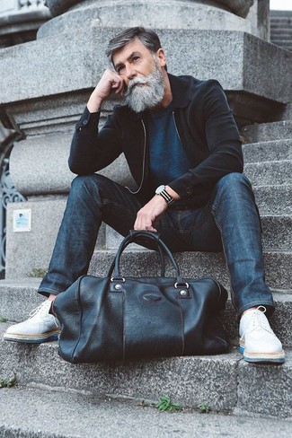 Des chaussures brogues à porter avec un jean bleu marine