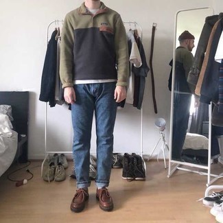 Un pull à col cheminée à porter avec un jean bleu marine