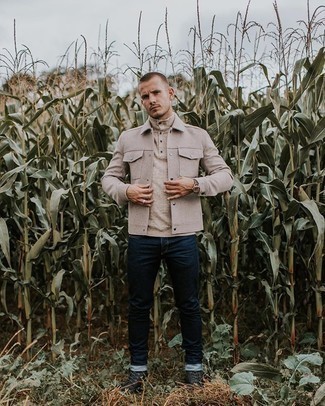 Un pull à col cheminée à porter avec un jean bleu marine
