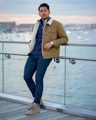 Un pull à col cheminée à porter avec un jean bleu marine