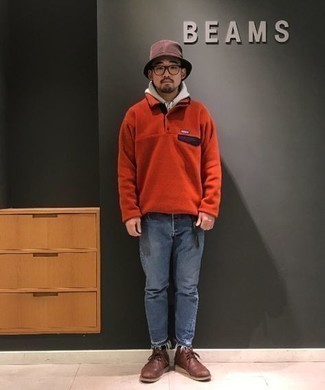 Un pull à col cheminée à porter avec un jean bleu marine