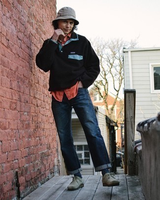 Un pull à col cheminée à porter avec un jean bleu marine