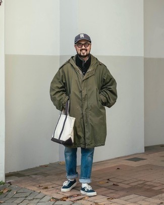 Un pull à col cheminée à porter avec un jean bleu marine