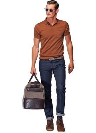 Un polo à porter avec un jean bleu marine