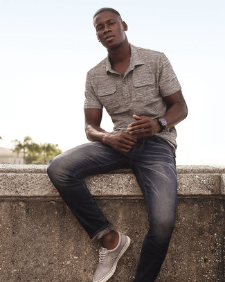 Un polo à porter avec un jean bleu marine
