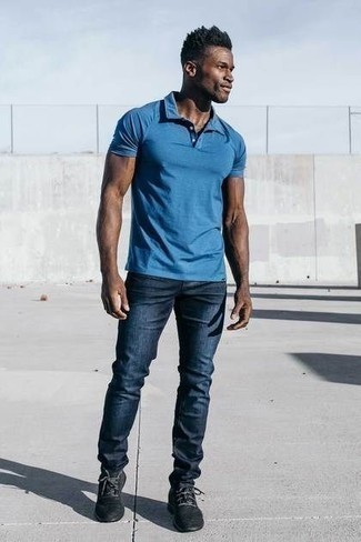 Un polo à porter avec un jean bleu marine