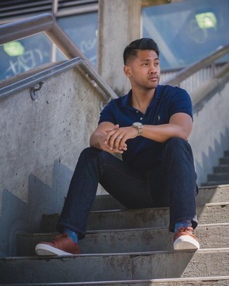 Un polo à porter avec un jean bleu marine