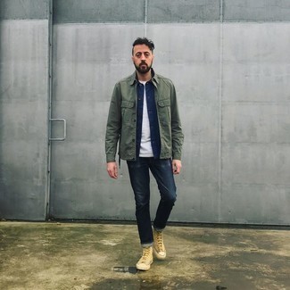 Une chemise à manches courtes à porter avec un jean bleu marine