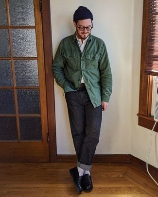 Une chemise à manches courtes à porter avec un jean bleu marine
