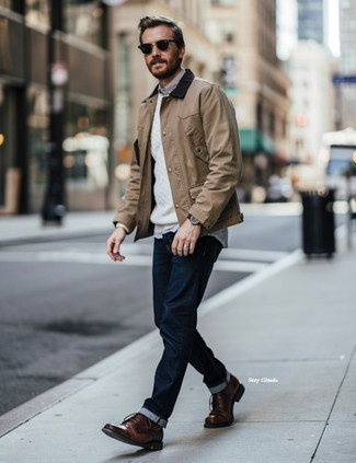 Une chemise à manches courtes à porter avec un jean bleu marine