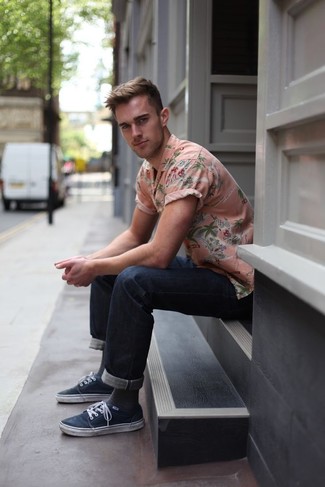 Une chemise à manches courtes à porter avec un jean bleu marine