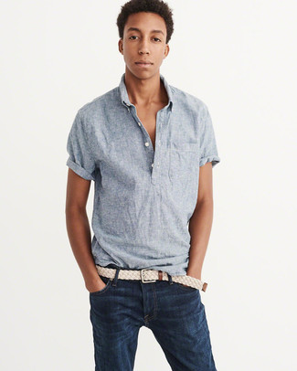 Une chemise à manches courtes à porter avec un jean bleu marine