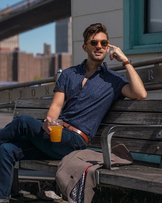Une chemise à manches courtes à porter avec un jean bleu marine