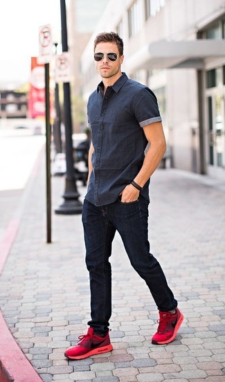 Une chemise à manches courtes à porter avec un jean bleu marine