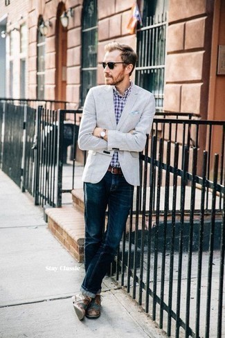 Une chemise à manches courtes à porter avec un jean bleu marine