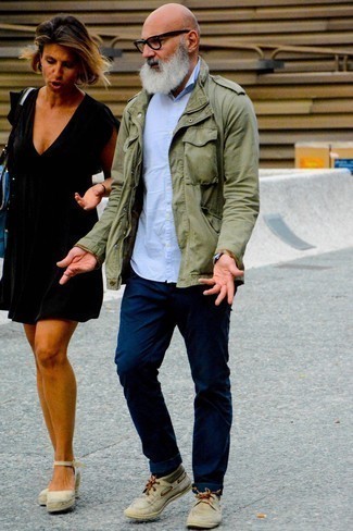 Une chemise à manches courtes à porter avec un jean bleu marine