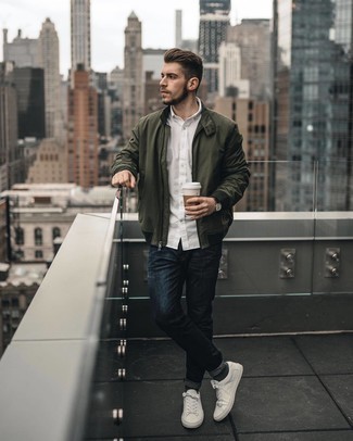 Une chemise à manches courtes à porter avec un jean bleu marine