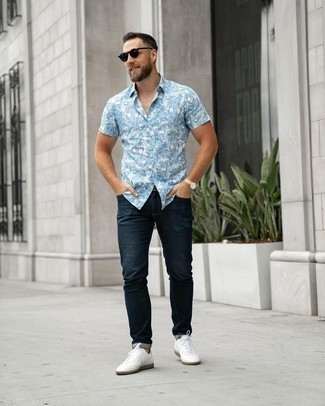 Une chemise à manches courtes à porter avec un jean bleu marine
