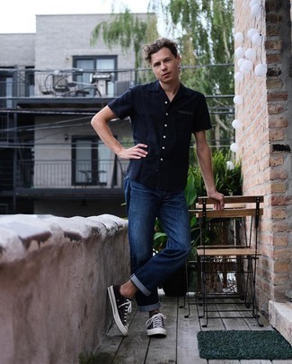 Une chemise à manches courtes à porter avec un jean bleu marine