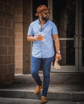 Une chemise à manches courtes à porter avec un jean bleu marine
