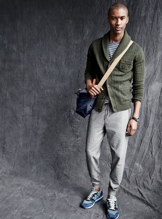 Comment porter une besace en cuir bleu marine