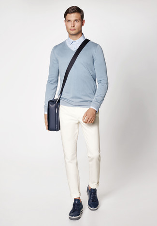 Comment porter une besace en cuir bleu marine