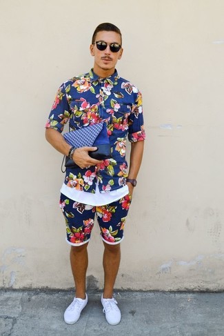 Comment porter une besace en cuir bleu marine