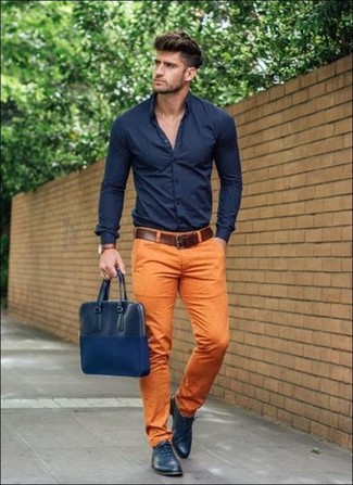 Comment porter une besace en cuir bleu marine