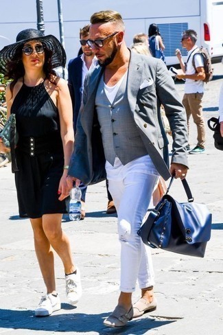 Comment porter une besace en cuir bleu marine