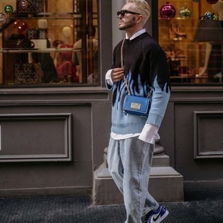 Comment porter une besace en cuir bleu marine