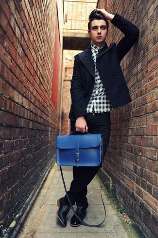 Comment porter une besace en cuir bleu marine
