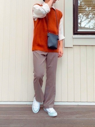 Comment porter une besace en cuir bleu marine