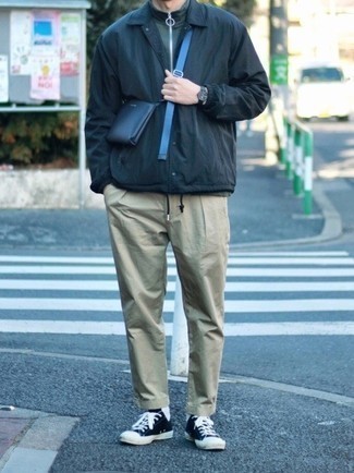 Comment porter une besace en cuir bleu marine