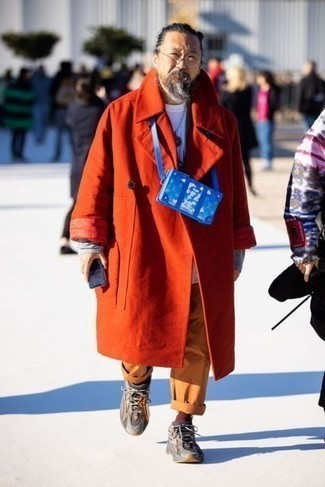 Comment porter une besace en cuir bleu marine