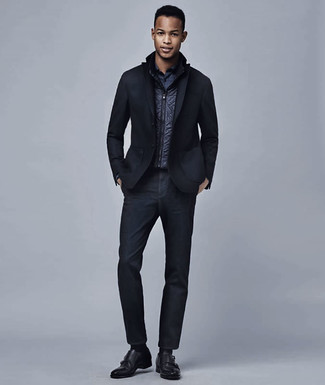 Un jean à porter avec une chemise à manches longues bleu marine