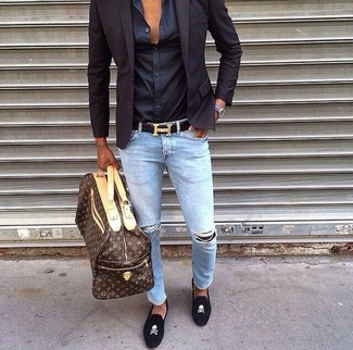 Un jean à porter avec une chemise à manches longues bleu marine