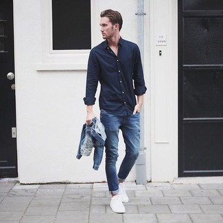 Un jean à porter avec une chemise à manches longues bleu marine
