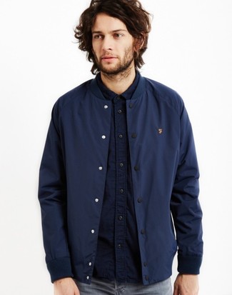Un jean à porter avec une chemise à manches longues bleu marine