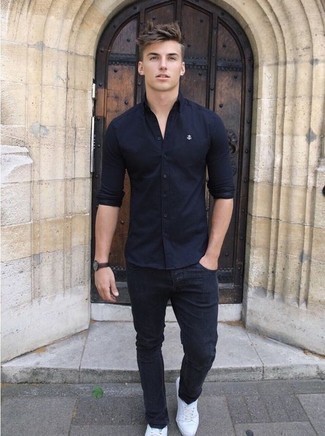 Un jean à porter avec une chemise à manches longues bleu marine
