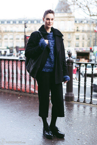 Comment porter un pull surdimensionné bleu marine