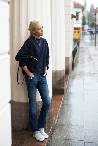 Comment porter un pull surdimensionné bleu marine