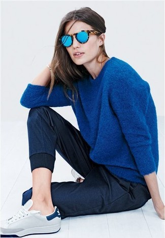 Comment porter un pull surdimensionné bleu marine pour un style relax
