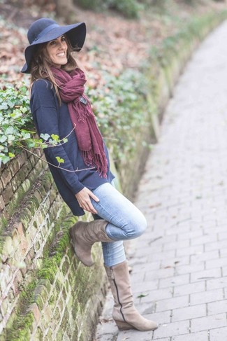 Comment porter un pull surdimensionné bleu marine avec un jean bleu clair